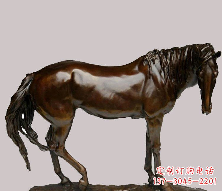 开封草原上的动物雕塑