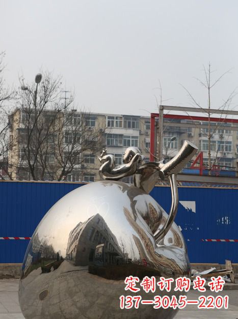 开封城市不锈钢躺在苹果上的小孩雕塑