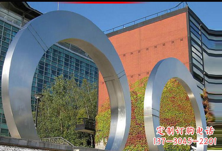 开封城市空间里的不锈钢圆环雕塑