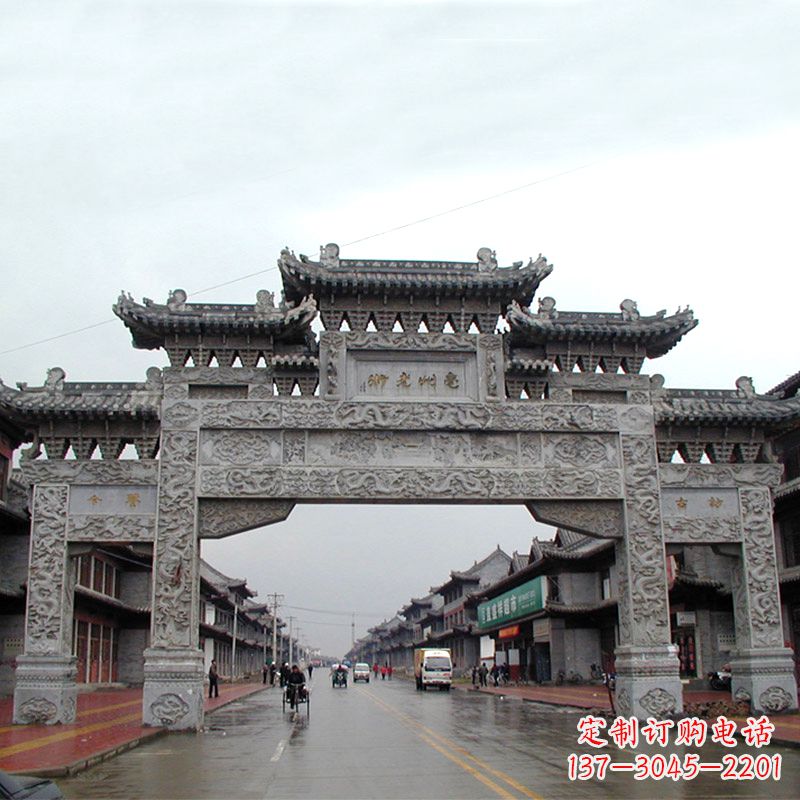 开封城市街道上的历史风貌——仿古石牌楼