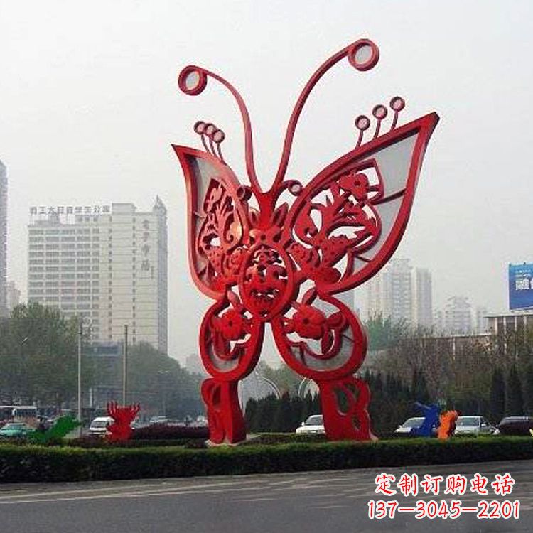 开封绿化带上的大型红色蝴蝶雕塑