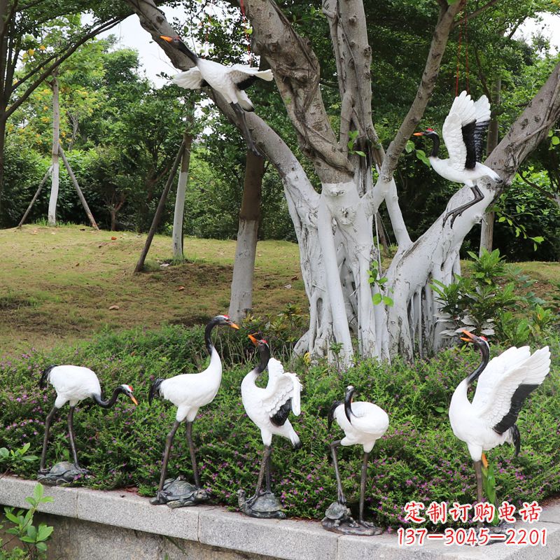 开封美丽的仙鹤雕塑