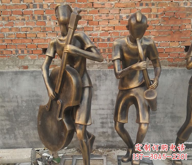 开封雄伟屹立——萨克斯铜雕
