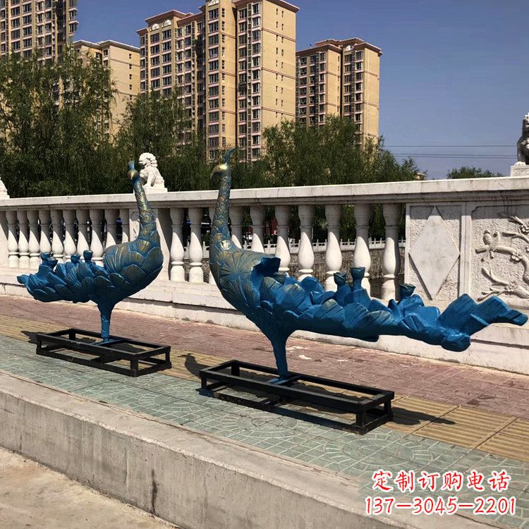 开封珠翠集精美孔雀雕塑