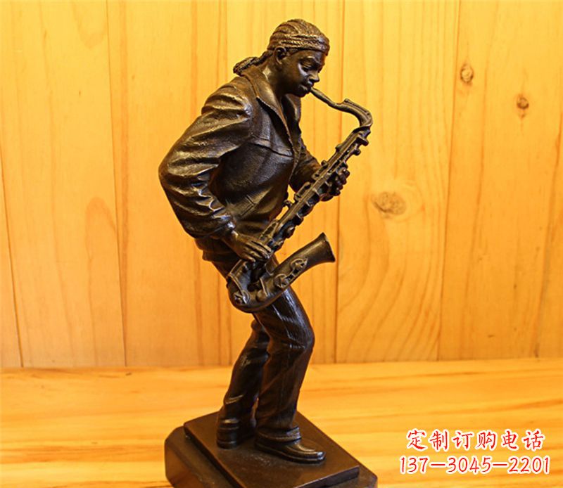 开封吹萨克斯的人物娱乐场所铜雕