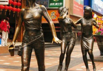 开封步行街逛街的女孩以铜雕的形式永久保存