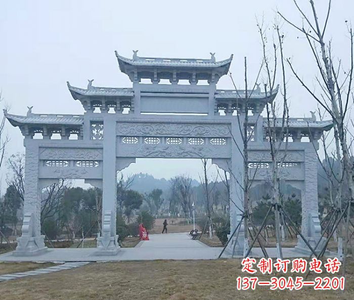开封村口三门石雕牌楼古朴华丽