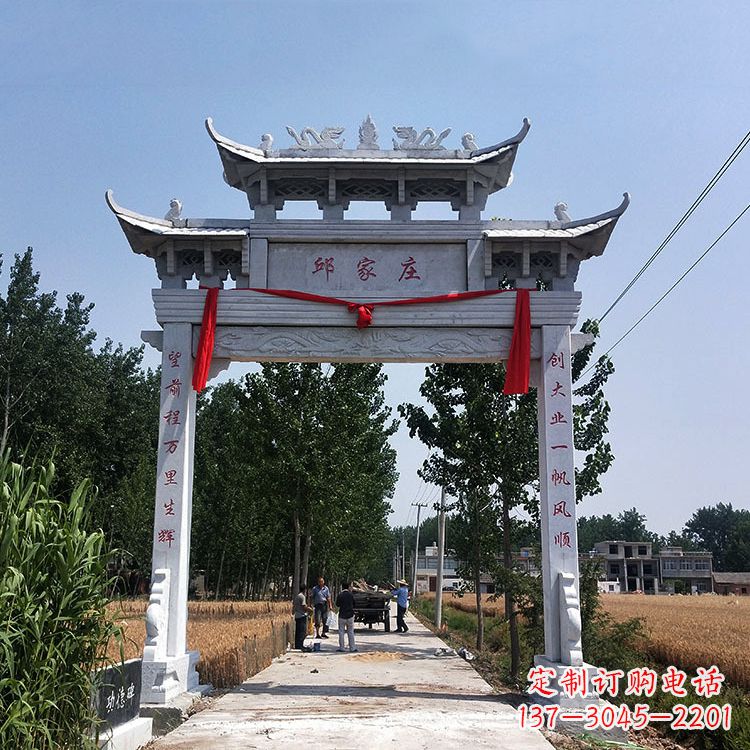 开封古村落中的石牌坊雕塑