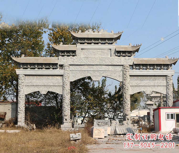 开封村镇门口的石雕牌坊展现精湛工艺