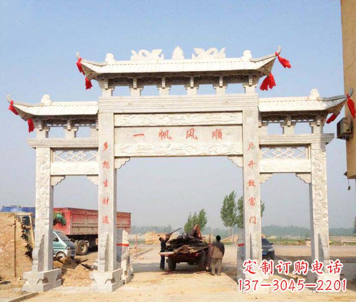 开封村庄大理石三门牌坊石雕。