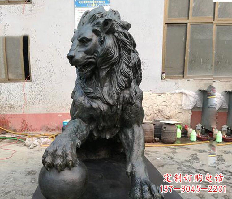 开封大型西方踩球狮子铜雕塑