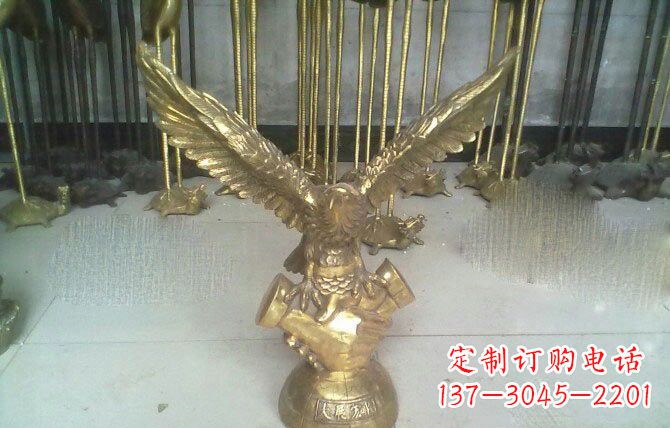 开封大展宏图老鹰铜雕展现雄鹰的威严和气势