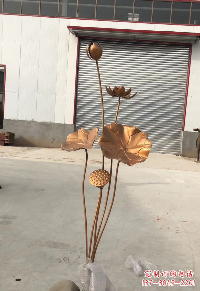 开封古典锻铜荷花雕塑