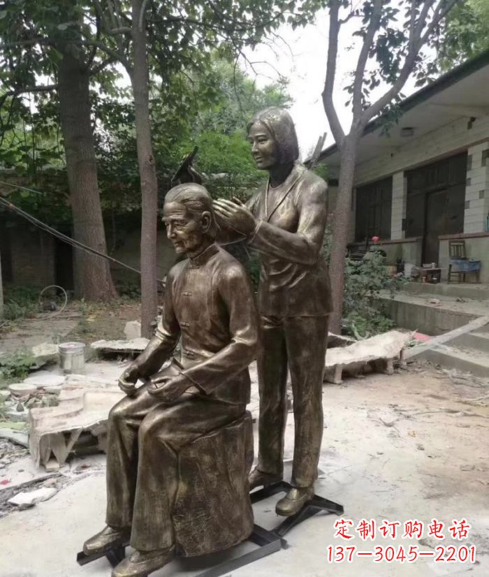 开封纪念母亲的传统铜雕梳头人物