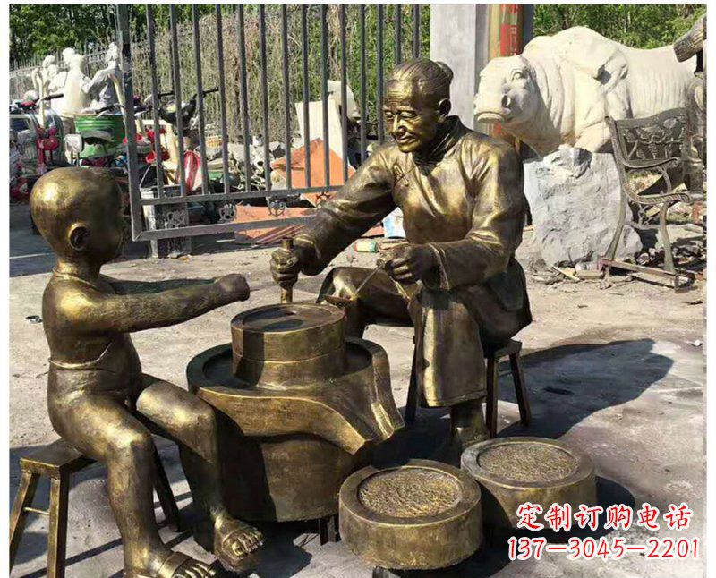 开封传承传统,细节丰富的把老人磨豆浆雕塑