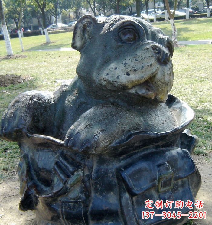 开封公园背书包的小狗动物铜雕