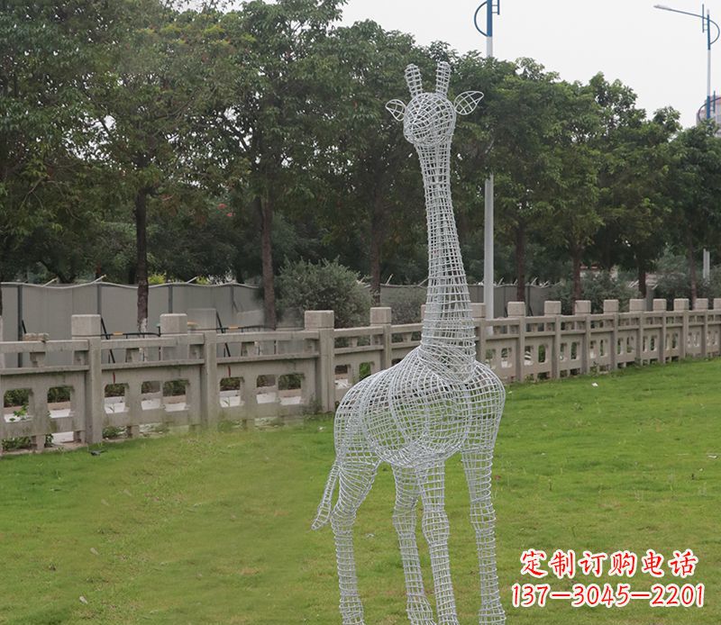 开封浪漫活力·不锈钢镂空长颈鹿雕塑