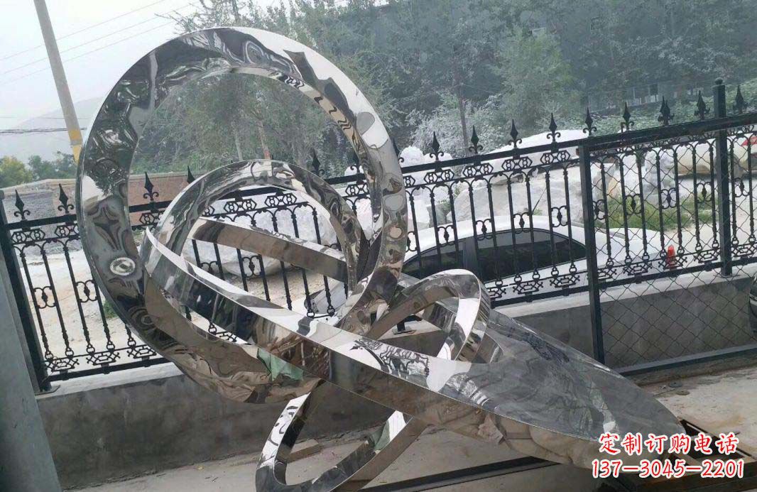 开封宁静湖畔,圆环景观雕塑助公园璀璨