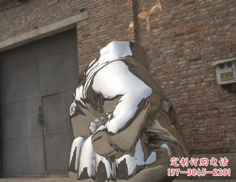 开封冰冷威力,让精神抖动的不锈钢拳头雕塑
