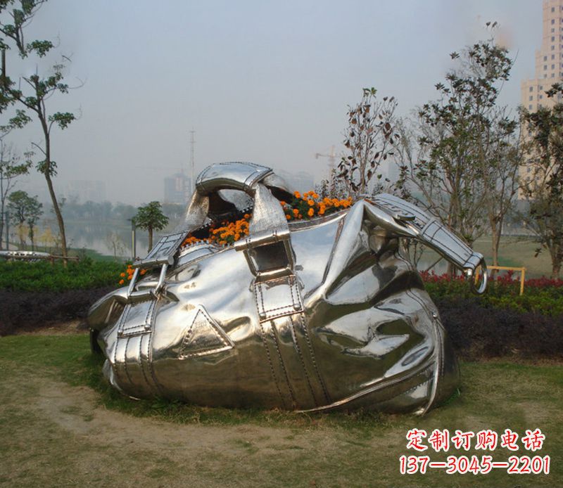 开封不锈钢手提包雕塑--传承经典,拥有独特之美