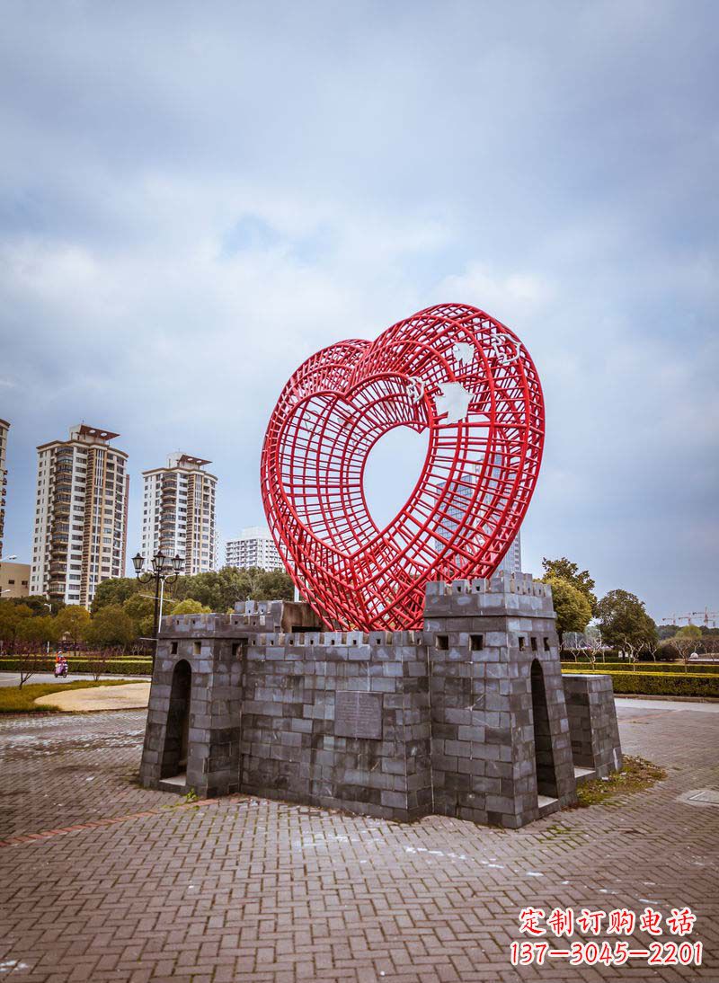 开封拥抱和平的心以心型和平鸽雕塑传递心意