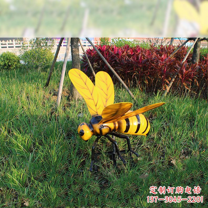 开封公园草坪动物插件，仿真大马蜂玻璃钢雕塑