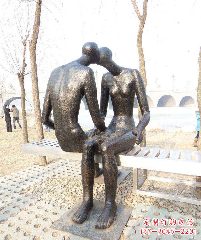 开封情侣景观铜雕抽象亲吻