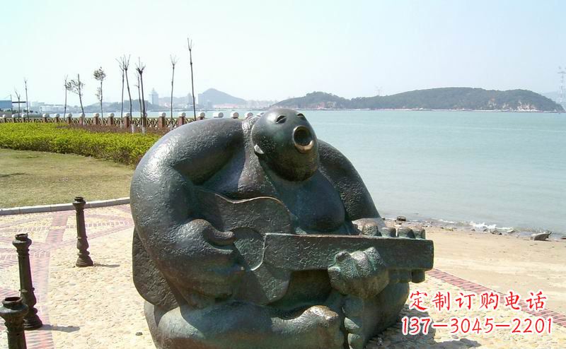 开封音乐驻足，公园弹吉他铜雕