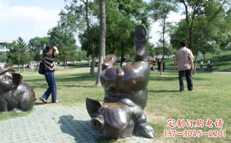 开封公园倒立的猪动物铜雕