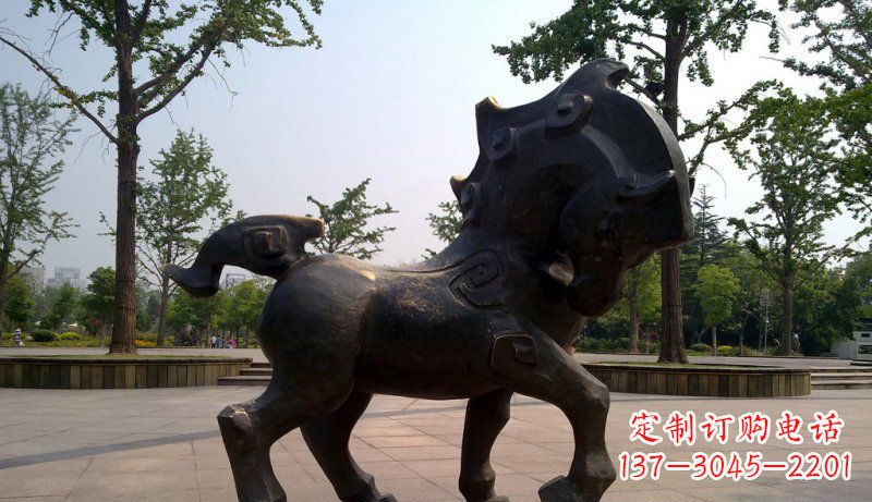开封公园低头的抽象小马动物铜雕