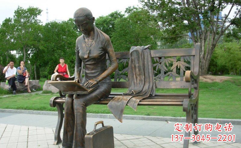 开封公园看电脑的女孩人物铜雕