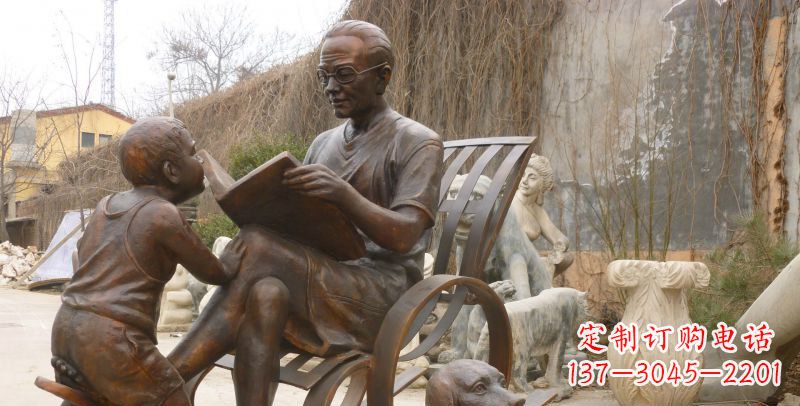 开封公园看书的老人和小孩小品铜雕