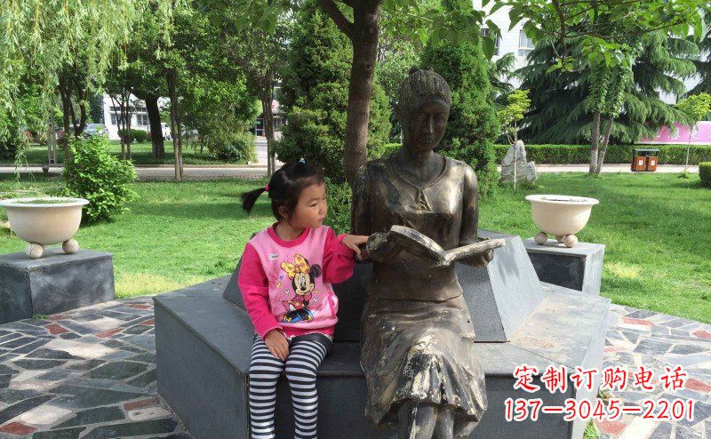 开封优雅可爱的女孩铜雕