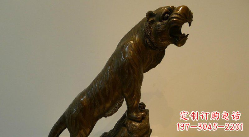 开封公园老虎上山动物铜雕