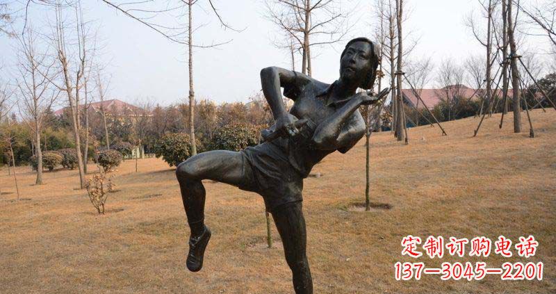 开封优雅美丽,练武女孩铜雕