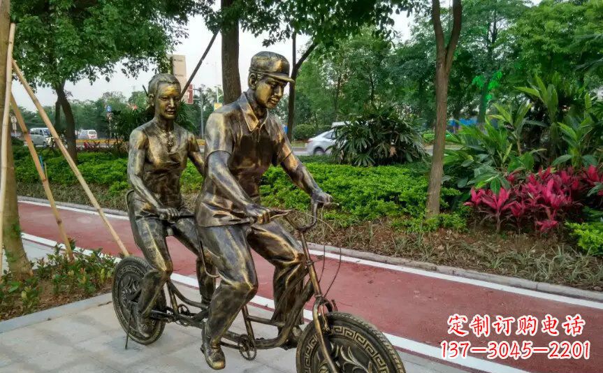 开封公园两人骑自行车铜雕