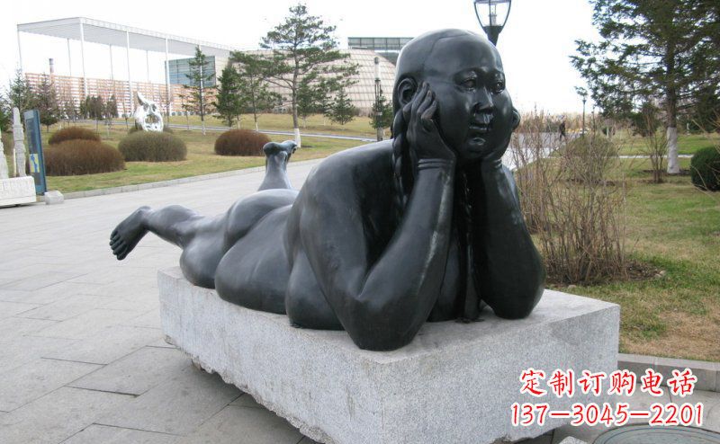 开封趴着的胖女孩铜雕塑