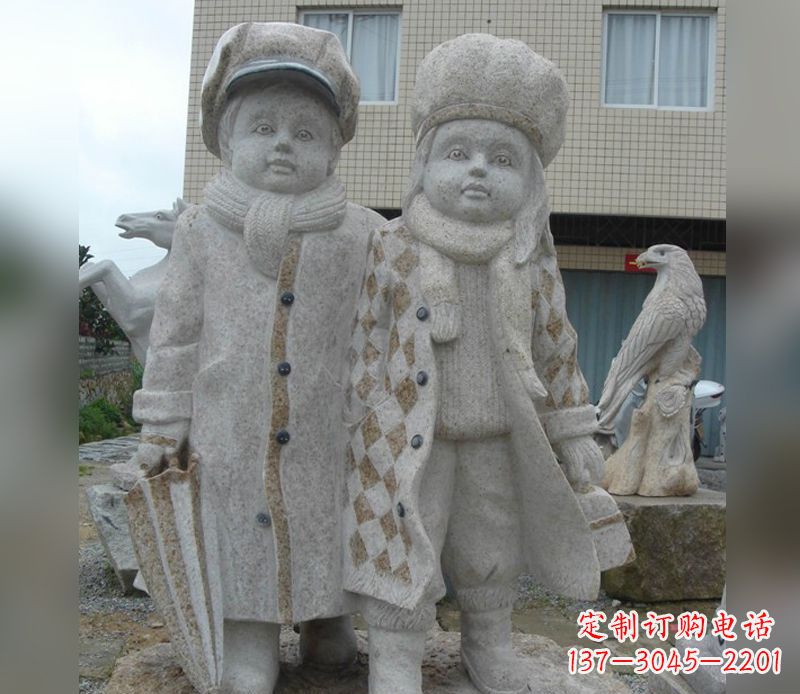开封公园情侣人物石雕