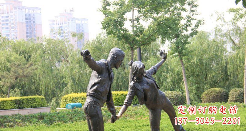 开封爱情铸就的浪漫情侣雕塑