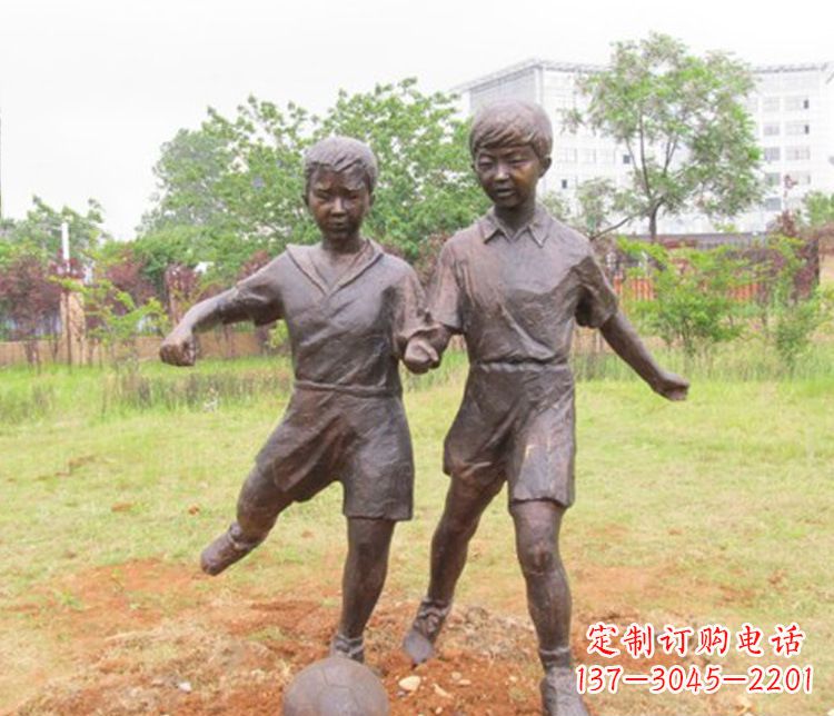 开封公园踢足球儿童铜雕