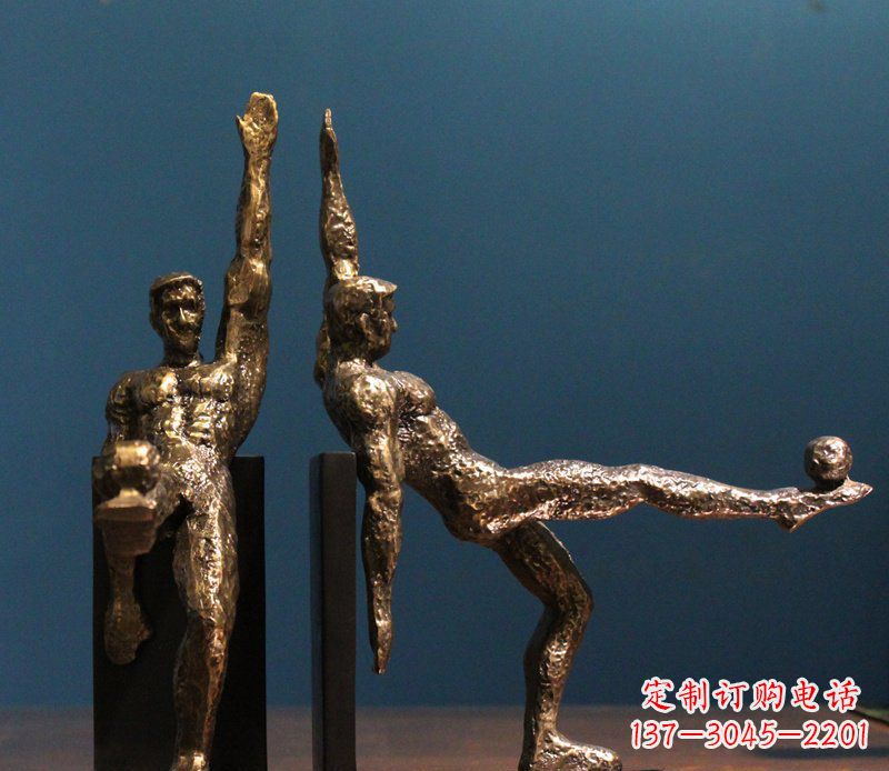 开封公园踢足球人物铜雕