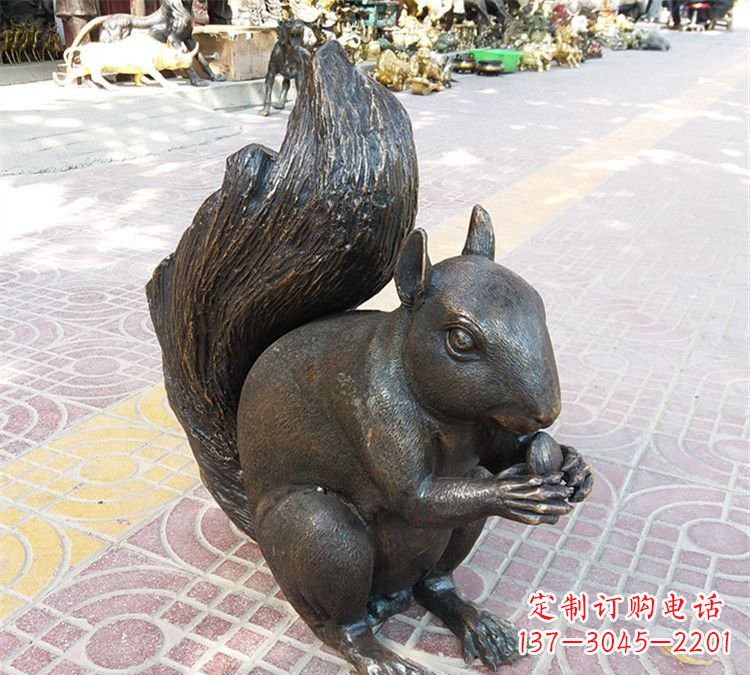 开封令人惊叹的松鼠铜雕塑