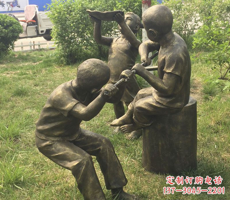 开封公园玩水的儿童铜雕