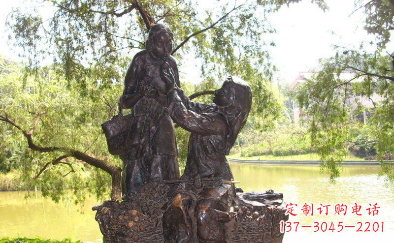 开封温馨铜雕公园里喂母亲吃荔枝的女孩