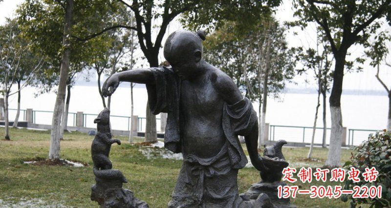 开封公园喂松鼠的小孩小品铜雕