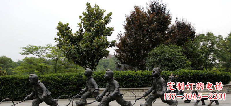 开封公园小孩推铁圈小品铜雕
