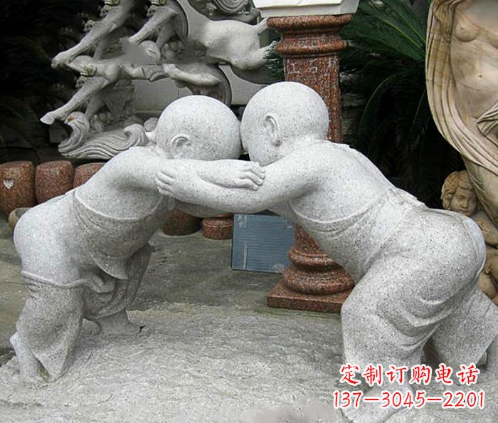 开封公园小品两个小孩摔跤石雕