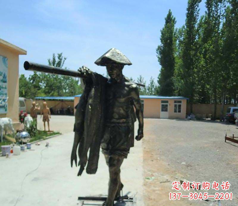 开封传承古老文化的渔民雕塑