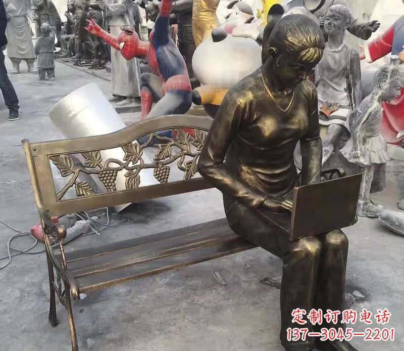 开封公园长椅看电脑的女孩铜雕
