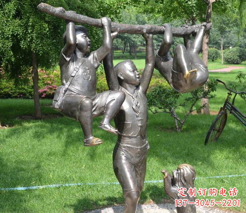 开封捉着树枝玩耍的小孩铜雕